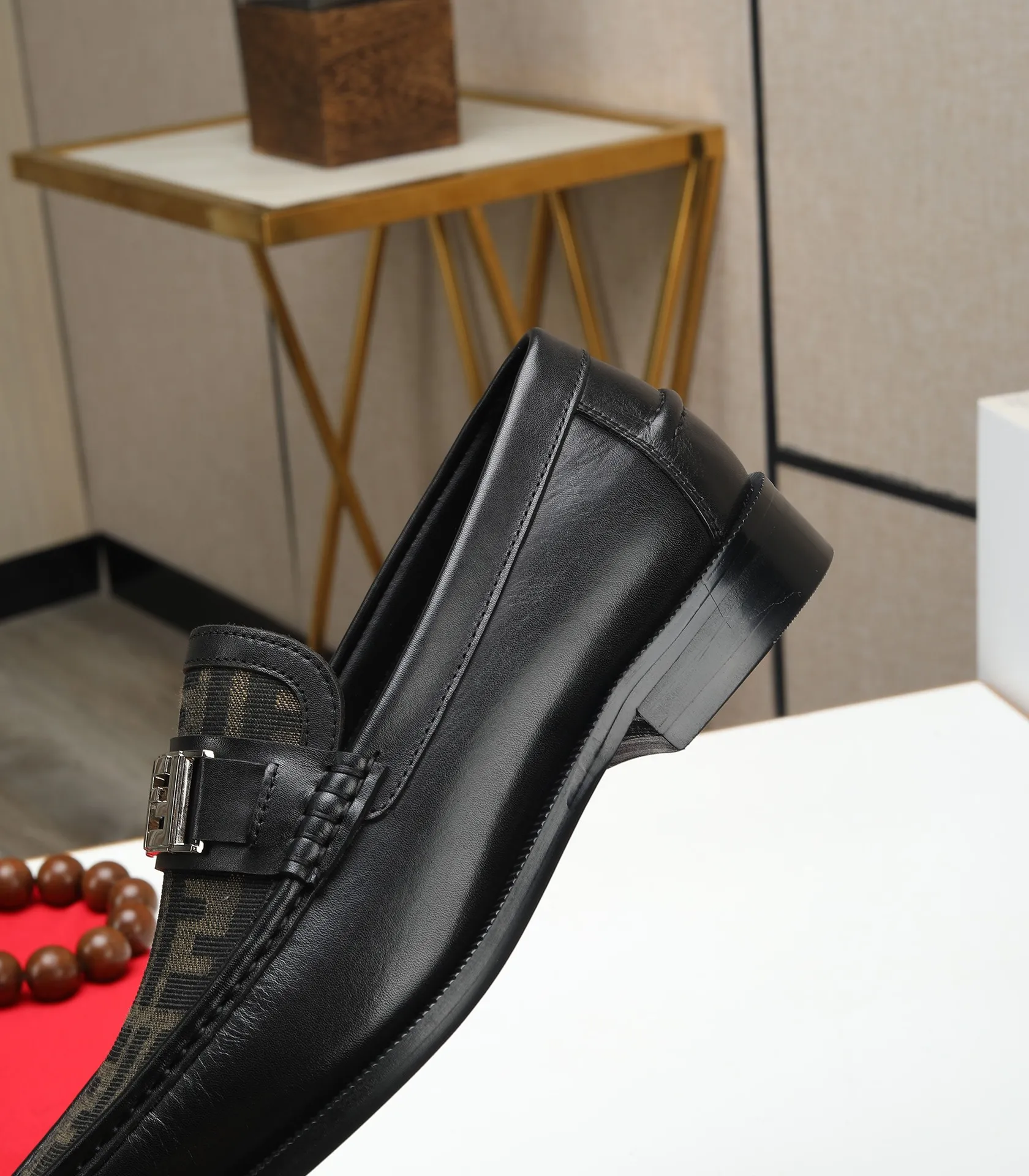 Men's shoes 💰580 (high-end, full cowhide) FENDI Fendi high-end formal leather shoes, original Italian imported cowhide surface + cowhide lining, original hardware, I believe you will be impressed from the first time you see it. The avant-garde atmosphere can no longer fully interpret its elegance. AAA grade rubber outsole, super comfortable. Original counter last, ensuring its original version and quality. The simple upper ensures its comfort and breathability. A pair of truly good shoes has its own unique soul, famous quality, regular size 38-44 (45 46 customized)